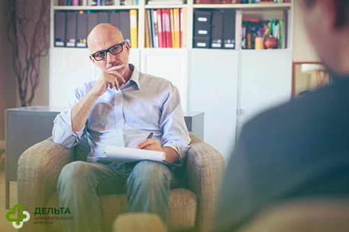 Мужчина-психотерапевт слушает клиента